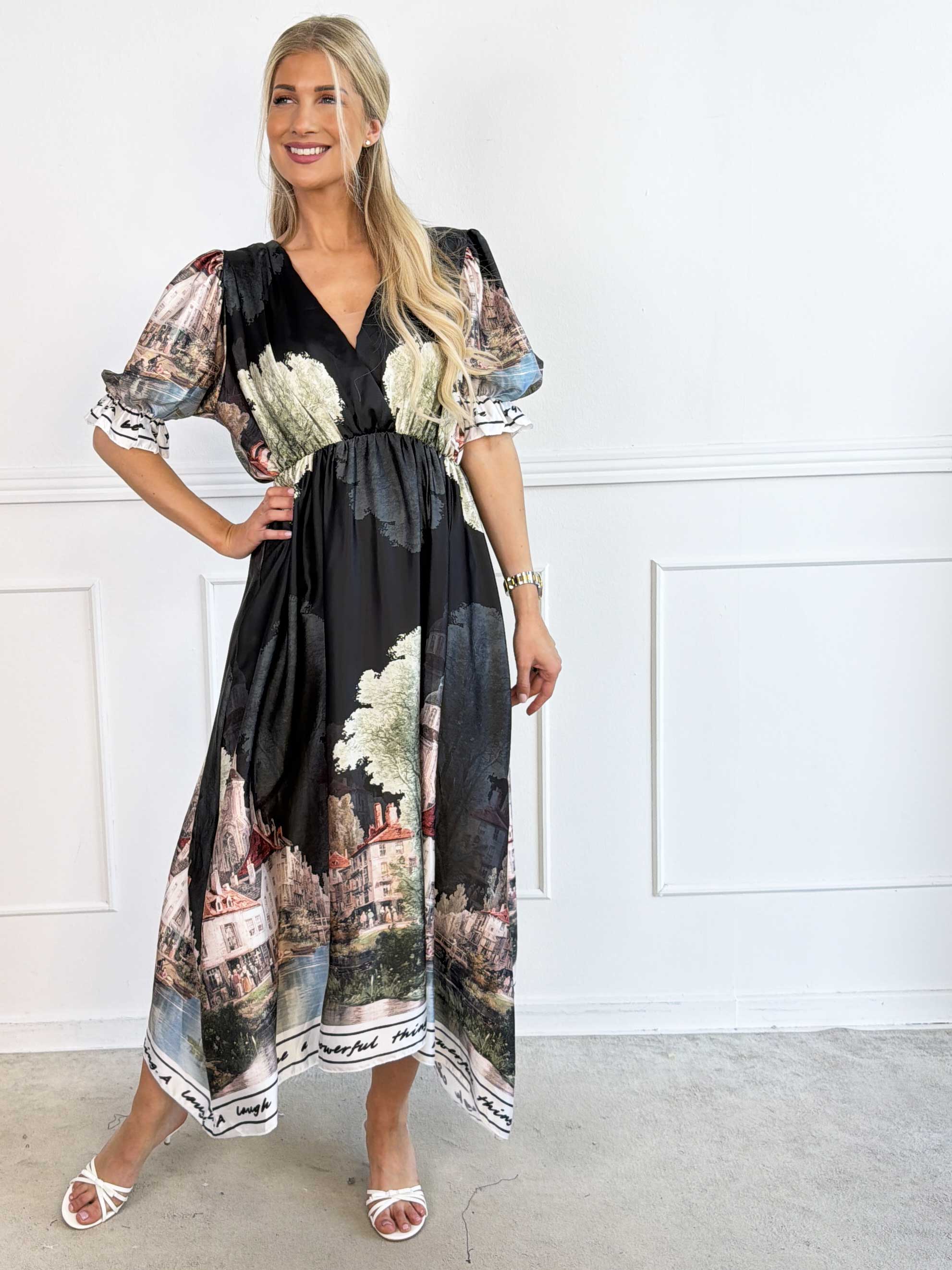 Manuela - Plus size kjole med bylandskabsmotiv på ærmerne og langs kanten forneden